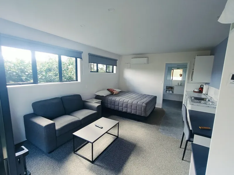 Executive studio with queen bed, sofa and kitchenette, Kerigold Chalets Kerikeri