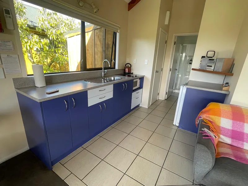 Full kitchen with cooktop and orchard window, Boutique Chalet