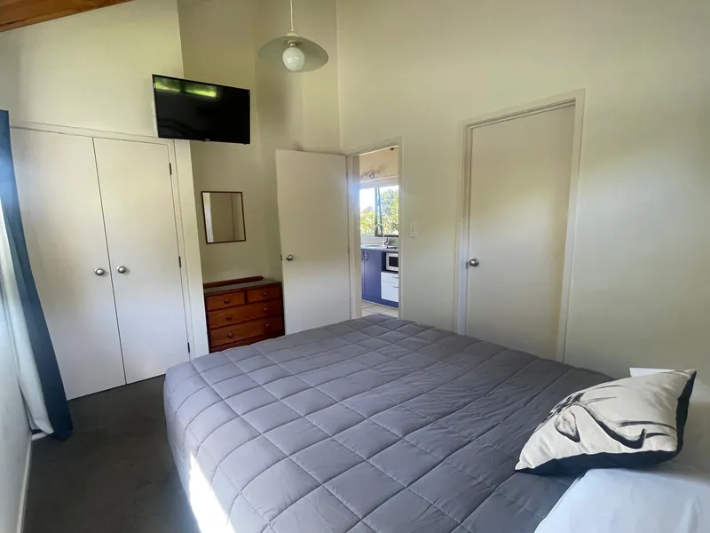 Bedroom with wardrobe and Sky TV, Boutique Chalet Kerikeri