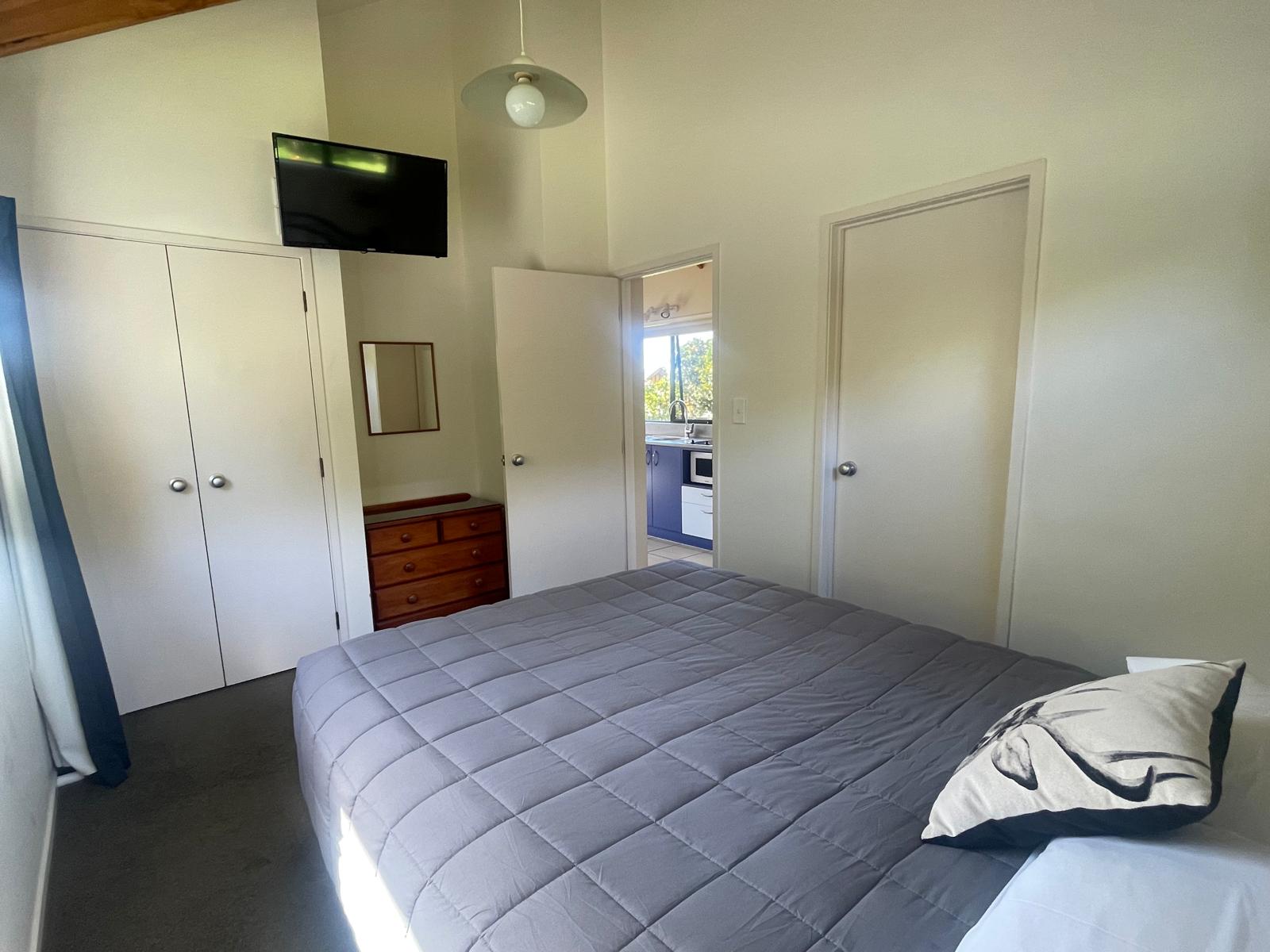 Bedroom with wardrobe and Sky TV, Boutique Chalet Kerikeri